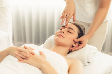 Kafkasyalı kadın stres önleyici kafa masajından ve lüks tatil beldesi ya da otel spa salonundaki modern ışık ortamında yüz güzelliği eğlencelerini şımartmaktan hoşlanıyor. Sessiz.