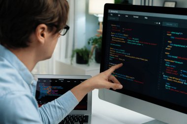 IT geliştiricisi, yeni kod programları güncelleme sürüm yazılım genel sistem projesinin dizüstü bilgisayarı ile karşılaştırma üzerine çevrimiçi yazılım geliştirme bilgisini nokta nokta seçiyor. Bireysel.