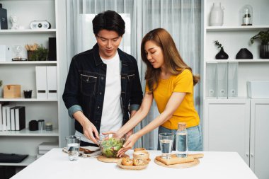 İki şef etkileyiciyle canlı yayında yemek pişirme programı. Evde kolay menü için soslu karışık salata öğretiyorlar. Ekmek ekmeği ve kepekli meze ile masaya yerleştirilen malzemeler. İnfobahn.