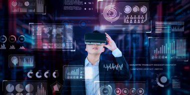 Finansal verileri analiz ederken veri merkezinde duran kulaklıklı bir iş adamı. Yönetici, pazarlama istatistiklerine bakıyor ve karar verirken arttırılmış gerçeklik gözlükleri kullanıyor. Yaratıcılık.