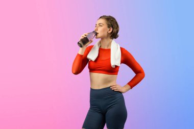 Vücut uzunluğunun tamamı atletik ve sportif genç bir kadını havluyla ve içme suyuyla izole edilmiş arka planda egzersiz yaparken çekilir. Sağlıklı aktif ve vücut bakımı yaşam tarzı.