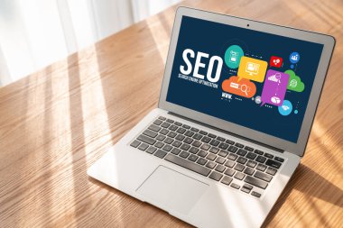 Model e-ticaret için SEO arama motoru optimizasyonu ve bilgisayar ekranında gösterilen çevrimiçi perakende işi