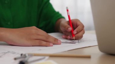 Müşteri denetimi ve iç mimar tarafından denetlenen iç mimar tasarım tasarısı ev düzenini müşteri talebine göre çiziyor. Mimari müşteri hizmetleri. Değiştirilmiş