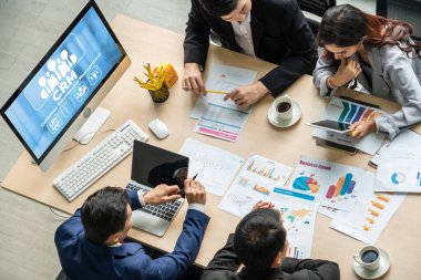 CRM işletme ve işletme için modern bilgisayarda müşteri ilişkileri yönetim sistemi