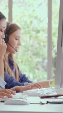 Müşteri destek ajanı ya da kulaklıklı çağrı merkezi telefon görüşmesinde müşteriyi desteklerken masaüstü bilgisayarında çalışır. Operatör hizmeti iş temsili kavramı.