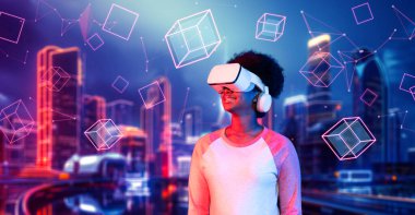 Gelecekçi şehirde dikilirken gözlüklü ve günlük giysiler giyen Afrikalı bir kız. Meta evrene erişen arttırılmış gerçeklik teknolojisini kullanarak oyun oynayan çekici bir oyuncu. Yapay zeka konsepti.