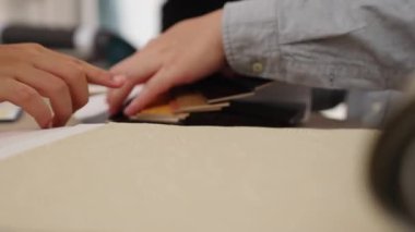 Profesyonel mimar ve iç mimar, iç mekan tasarımı için malzeme ve renk paletinden sunum malzemesi ve rengini müşteri denetimi ve denetimine dayalı olarak sunar. Değiştirilmiş