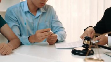 Çiftler boşanma davası açıyor ve ayrıldıktan sonra mülkleri bölüşmek için hukuk firmasından yardım istiyorlar. Anlaşma görüşmesinde avukatın yükümlülükler sözleşmesi yardımı. Ağır çekim. Katı.