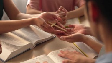 Hristiyan katolik takipçilerle dinsel bağlılık ve maneviyat duygusu doludur. Ağır çekimde Hıristiyan insanlar birlikte dua ederken el ele tutuşup grup duası yapıyorlar. Filizlenen