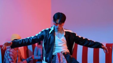 Asyalı bir adam pop müzikle dans ederken, çok kültürlü bir arkadaş evde ışık altında oturuyor. Çekici bir sokak dansçısı kameraya bakarken hip hop müzik dinliyor. Mutluluk.