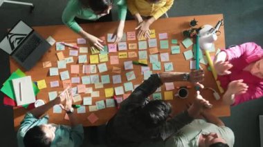 Akıllı proje yöneticisinin konuşmasının ve fikir ve alkışlamayı açıklamasının üst görüşü. İş dünyasının havadan görünüşü başarılı projeyi alkışlıyor. Toplantı odasında el çırpma takımının hava görüntüsü. Sempozyum.