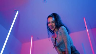 Latin dansçıların kameraya bakıp şehrin pop müziğiyle dans ettiği düşük açılı kamera. Profesyonel çekici hipster, mor veya neon ışıklı hip hop şarkısına geçiyor. Şık bir kumaş. Mutluluk.