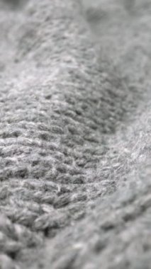 Makro doli çekimde koyun yünü kumaş dokusunun aşırı detaylı görünümü. El işi örgü örmek için akıcı hayvan lifleri. Tekstil soyut arka planı. Kışın moda endüstrisi.