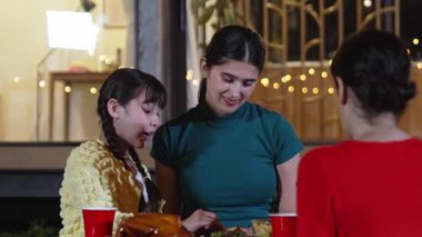 Aile, yıl dönümünü bahçede kutlar. Aile üyeleri, yemeğe. Doğayla iç içe olmak için açık hava kamp aktivitesi ve nesiller arası tatlı akrabalarla zaman geçirmek için. Uyumsuzluk.
