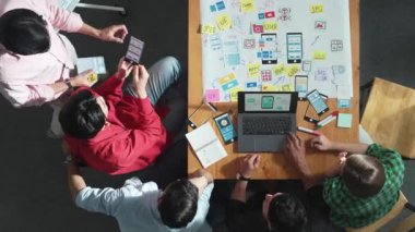 Proje yöneticisinin cep telefonu arayüzü için Ux Ui tasarımı üzerinde çalışırken beyin fırtınası zihin haritası kullanarak yazılım programı tasarlamasının en üst görünümü. Zaman aşımı. Cemaat.