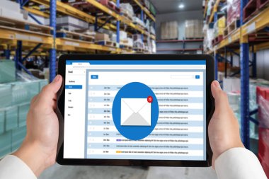 Bilgisayar ekranında rahatça görünen e-posta bildirim iletisi. Dijital pazarlama iletisi bilgi metni iş dünyasından müşteriye