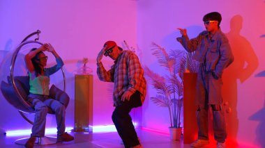 Stüdyoda gündelik kıyafetleri olan çok kültürlü bir arkadaş tezahürat yaparken mutlu hipster break dansları. Profesyonel sokak dansçısı hip hop ritmi ya da neon veya kurşun ışıkla kafiyeli bir şarkı söyler. Mutluluk.