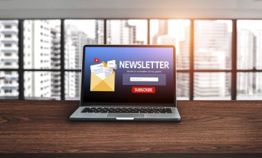 Müşterilerin abone olmak için bilgisayardaki haber belirleme sayfası Sugly Newsletter güncelleme bilgilerini aboneye aktarması