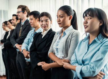 Modern çeşitlilik ve çok kültürlü şirket, iş adamları el ele verip kuyruğa giriyor, işbirliği ve işbirliği kavramına ortak bağlılık gösteriyor. Çok titiz.