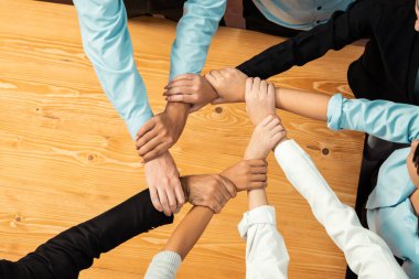 Çok kültürlü iş adamları el ele verip daire oluşturuyorlar. Ofis iş yerinde birlik takım çalışması. Çeşitli etnik ofis çalışanları takım oluşturmaya başladı. Habiliment