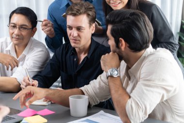 Veri analistleri ofis çalışanlarından oluşan bir ekip, mali, trend ve pazarlama verilerini analiz etmek için iş istihbaratı BI gösterge paneli üzerinde işbirliği yapmaktadır. BI yazılım kullanım sürücüsü iş başarısı. Tedbirli