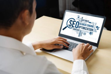Model e-ticaret için SEO arama motoru optimizasyonu ve bilgisayar ekranında gösterilen çevrimiçi perakende işi