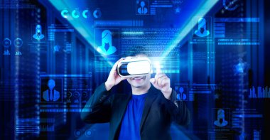 İş adamı güvenlik sistemi hologramını işaret ediyor ve veri merkezinde duruyor. Yetenekli proje yöneticisi kimlik kontrolü ve ağ güvenliğine erişiyor. Yapay zeka. Yaratıcılık.