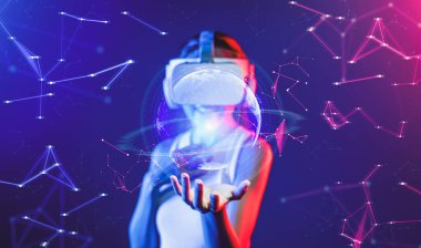 Siberpunk neon ışıklı kadın beyaz VR kulaklık takıyor ve metaevreni birbirine bağlayan kolsuz tişört, gelecekteki siber uzay topluluğu teknolojisi elinde tutuyor ve küresel resmin 3D hologramını görüyor. Halüsinasyon.
