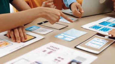 Mobil uygulama ya da web sitesi için kullanıcı arayüzü prototipi planlayan şirket çalışanlarının panorama videosu. UX UI tasarım beyin fırtınası kullanıcı dostu arayüz planı tasarlıyor. Sinerjik