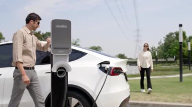 Yavaş çekimde çalışan çift elektrik şebekesine bağlı elektrik santrali elektrik santraline bağlı EV araba aküsünü çevre dostu araç için elektrik endüstrisi olarak ödemek için akıllı telefon kullanıyor. Yararlı