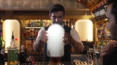 Viski kokteylinin dumanlı kokteyl bardağından oluşan akıllı bir barmen lüks tezgah barında alkol serinletici vitrin odaklaması için özel içecek listesi sunumu yapıyor. Vinosity.