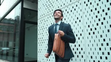 Terfiyi kutlamak ya da sokakta yürürken iyi haberler almak için yürüyen ve dans eden yetenekli bir iş adamı. Yetenekli proje yöneticisi ya da lider aşırı sevinç duygularını ifade ediyor. Sevinçli.
