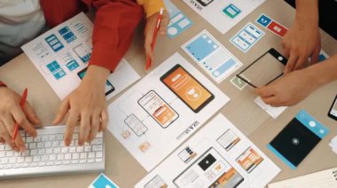 Mobil uygulama ya da web sitesi için kullanıcı arayüzü prototipi planlayan şirket çalışanlarının en iyi görünüm videosu. UX UI tasarımcı beyin fırtınası kullanıcı dostu arayüz planı. Sinerjik