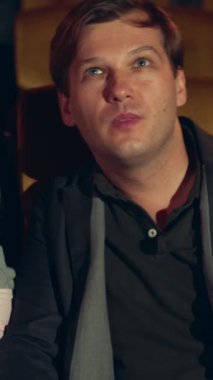 İnsanlar sinema sinemasında film izlerler. Grup eğlence etkinliği ve eğlence konsepti.