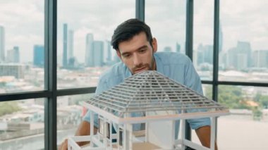 Modern ofiste gökdelen ve şehir manzaralı kalem ölçme modeli çatı uzunluğu kullanan profesyonel mimar mühendisi. Yetenekli proje yöneticisi ya da işadamı ev inşaatını kontrol ediyor. İzleme