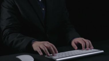 İş adamı, tahminsel büyük veri modellerinden gerçek zamanlı analizlere uzanan eğilimleri ve görüşleri ortaya çıkarmak için veri analizlerini derinlemesine inceleyerek, veri güdümlü kararların analitik endüstrileri UUID 'ye nasıl yönlendireceğini öğrenir