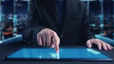 İş adamı iş büyümesi için ölçümleri değerlendirir, genişleme hedefleri koyar. İnovasyon ve strateji 2025 yoluyla sürekli iş büyümesini teşvik etme hakkında görüşler. Kullanıcı Kimliği