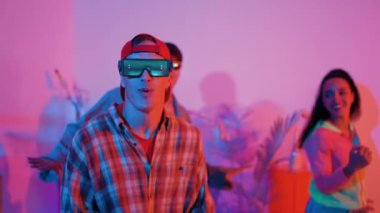 Çeşitli mutlu insanlar stüdyoda neon ışığı eşliğinde canlı müziğe geçiyorlar. Çekici hipster dans ederken Asyalı adam enerjik bir hareket sergilerken çok kültürlü takım tezahürat ve destek yapıyor. Mutluluk.
