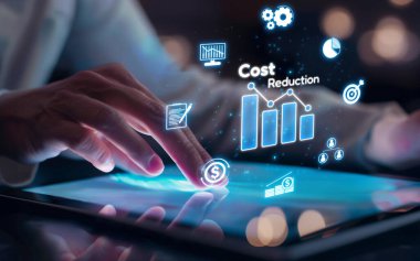 Maliyet azaltma, dijital grafik EIDE örtüşmeleri ile gösterilen maliyet tasarrufu kavramı, kurumsal işletmeler gereksiz harcamaların azaltılması yoluyla maliyet ve şirket kaynaklarını etkili bir şekilde tasarruf eder