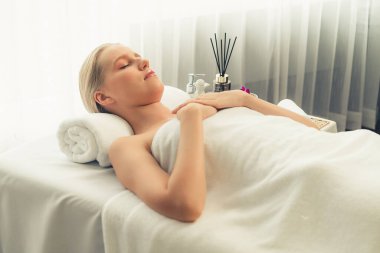 Kafkasyalı kadın müşteri stres önleyici spa masajının keyfini çıkarıyor ve lüks otel ya da oteldeki gündüz açık ortam güzellik salonunda güzellik teniyle eğleniyor. Sessiz.