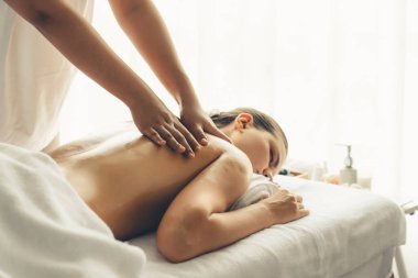 Kafkasyalı kadın müşteri stres önleyici spa masajının keyfini çıkarıyor ve lüks otel ya da oteldeki gündüz açık ortam güzellik salonunda güzellik teniyle eğleniyor. Sessiz.