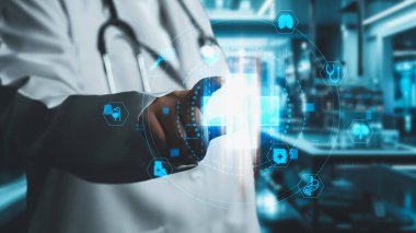 Laboratuvarda yüzen tıbbi çapraz hologramı işaret eden zeki doktorlara yaklaş. Sağlık sistemi ve teşhis semptomlarına erişen profesyonel bir tıp çalışanı. Teknoloji yeniliği. İyileştirici.