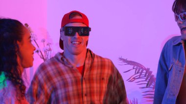 Break dansçı takımının modern stüdyoda pembe ışıkla dans etmesini kapatın. Çok kültürlü insanlar moda kıyafetleri giyerek hip hop müziğine geçiyorlar. Çılgın, komik bir ruh hali. Mutluluk.