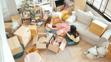 Kutuları açan ve mobilyaları toplayan mutlu arkadaş manzarası. Karton kutuyla çevrili oturma odasında konuşurken yeni daireye taşınan çekici bir genç. Malikane. Myrmidon.