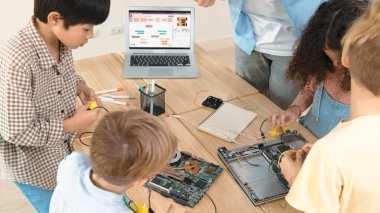 Akıllı Kafkas öğretmenlik kodlama mühendisliğinin en üst görüntüsü, çeşitli çocuklar ana tahtayı öğrenirken yapay zeka üretti. Çeşitli öğrencilerden oluşan bir grup birlikte çalışıyor ve ana tahtayı tamir ediyorlar. Pedagoji.