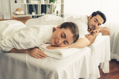 Kafkas çift müşterisi stres önleyici spa masajının keyfini çıkarıyor ve lüks otel veya oteldeki gündüz açık hava ortamında güzellik teniyle eğleniyor. Sessiz.