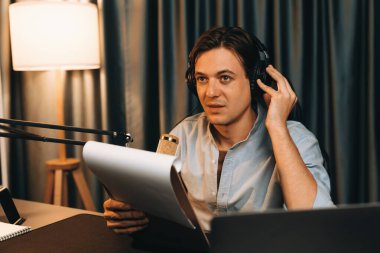 Akıllı yayıncının sunucu kanalı, canlı sosyal medyada canlı yayında konuşma programı ile birlikte modern stüdyoda, kayıt cihazıyla dinleyiciye senaryo okumaktadır. Bireysel.