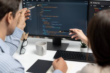 İki ekran ekranında yaratıcı web sitesi planlama yazılımını tartışan yetenekli geliştiriciler programı arka görüş konseptiyle ofiste tasarımı analiz eden tam yığın veri. Varsayım.
