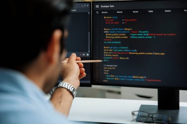 Bilgisayarda veri yazılım geliştirme satırlarını gösteren akıllı bilişim geliştiricisi, modern ofiste çalışan hedef müşteriye gösterilen uygulama programı güncelleme çevrimiçi web sayfası sistemi yaratıyor. Tahmin et..