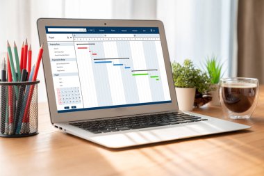 Ekip projesinin zaman çizelgesini gösteren bilgisayar ekranında, modern iş projesi yönetimi için proje planlama yazılımı
